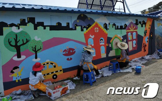 본문 이미지 - 읍천항 겔러리 벽화그리기 대회에 참여한 작가들./사진제공=월성원자력본부© News1 최창호 기자