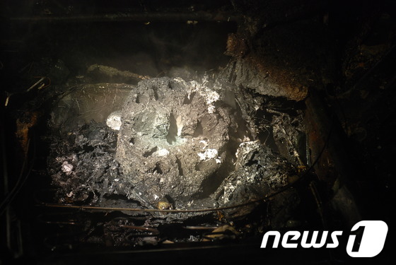 (서울=뉴스1) 박응진 기자 = 가수 손호영씨(33)가 24일 오전 4시36분께 서울 용산구 이촌동 온누리교회 옆 공용주차장에서 번개탄을 피워 자살을 시도하다가 구조됐다. 사진은 …