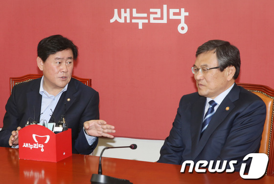 (서울=뉴스1) 송원영 기자 = 최경환 새누리당 원내대표가 24일 서울 여의도 국회 원내대표실을 방문한 최문기 미래창조과학부 장관과 대화를 하고 있다. 2013.5.24/뉴스1