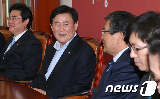 (서울=뉴스1) 송원영 기자 = 최경환 새누리당 원내대표가 24일 서울 여의도 국회 원내대표실을 방문한 최문기 미래창조과학부 장관과 대화를 하고 있다. 2013.5.24/뉴스1