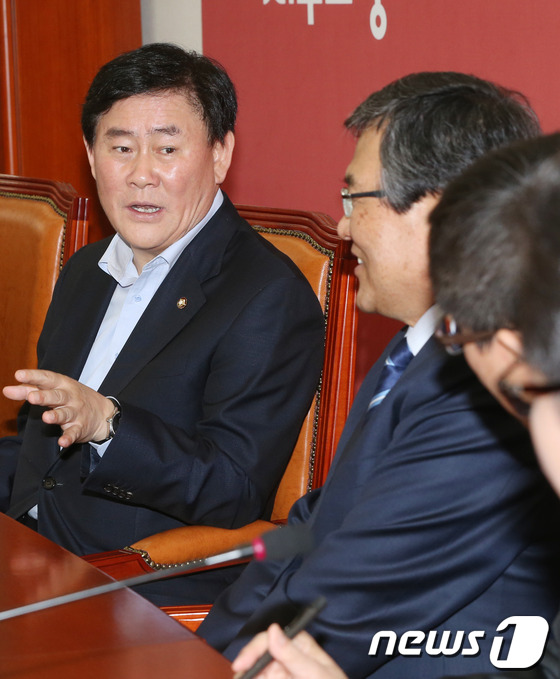 (서울=뉴스1) 송원영 기자 = 최경환 새누리당 원내대표가 24일 서울 여의도 국회 원내대표실을 방문한 최문기 미래창조과학부 장관과 대화를 하고 있다. 2013.5.24/뉴스1