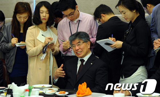 (서울=뉴스1) 양동욱 기자 = 김중수 한국은행 총재가 24일 오전 서울 중구 한국은행 본관에서 열린 투자은행 전문가 초청 간담회에서 모두발언을 하고 있다. 2013.5.24/뉴스 …