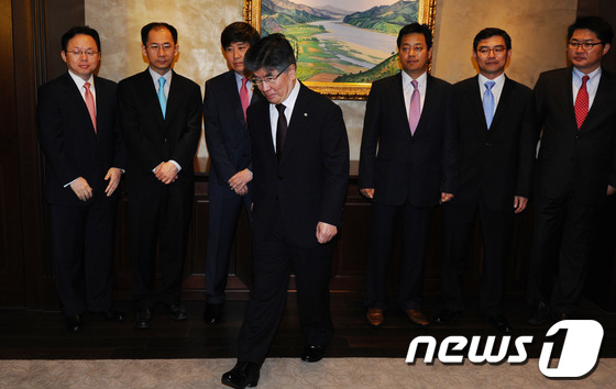 (서울=뉴스1) 양동욱 기자 = 김중수 한국은행 총재가 24일 오전 서울 중구 한국은행 본관에서 열린 투자은행 전문가 초청 간담회에서 참석자들과 기념촬영을 마친 후 자리로 향하고 …
