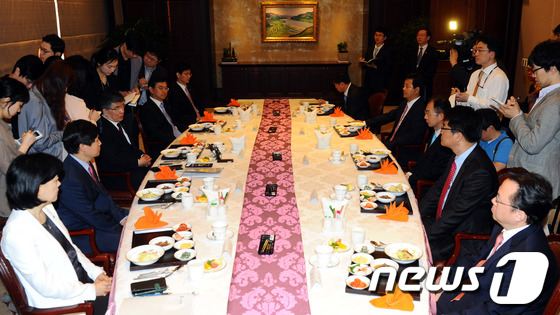 (서울=뉴스1) 양동욱 기자 = 김중수 한국은행 총재가 24일 오전 서울 중구 한국은행 본관에서 열린 투자은행 전문가 초청 간담회에서 모두발언을 하고 있다. 2013.5.24/뉴스 …