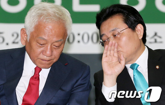 (서울=뉴스1) 오대일 기자 = 민주당 김한길 대표와 전병헌 원내대표가 24일 오전 이명박 정부의 5.24 봉쇄 조치 3주년을 맞아 서울 마포구 동교동 김대중도서관 열린 '5.24 …