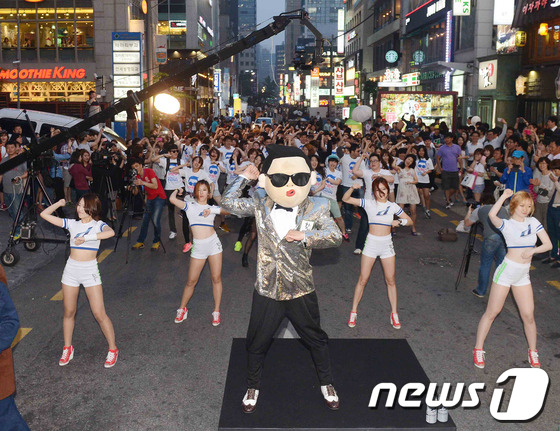 (서울=뉴스1) 김보영  = 하이트진로가 지난 23일 오후 강남역 인근에서 500여명 시민들과 함께 자사 맥주 브랜드 d의 광고 모델인 싸이의 '젠틀맨'과 '강남스타일'에 맞춰 대 …