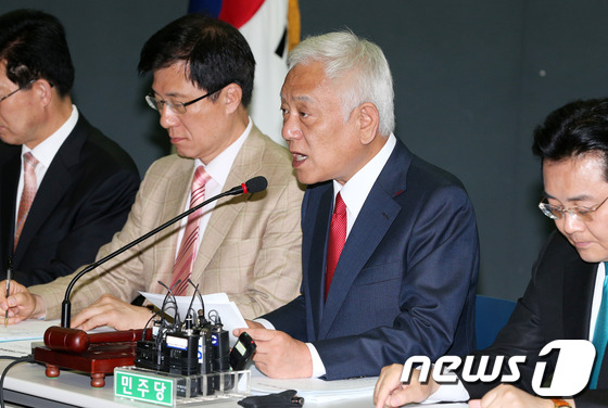 (서울=뉴스1) 오대일 기자 = 민주당 김한길 대표가 24일 오전 이명박 정부의 5.24 조치 3주년을 맞아 서울 마포구 동교동 김대중도서관 열린 '5.24 조치 해제 및 개성공단 …