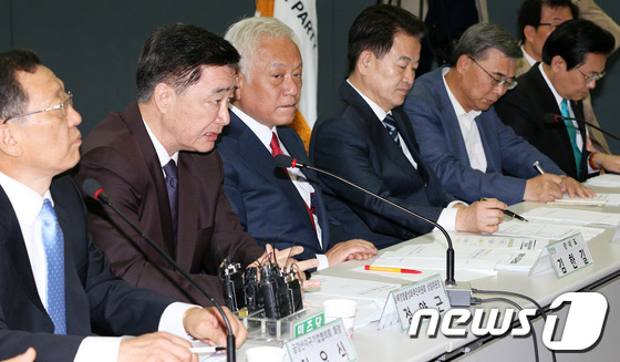 (서울=뉴스1) 오대일 기자 = 민주당 김한길 대표 등 지도부와 정동영-이종석 전 통일부장관 등이 24일 오전 서울 마포구 동교동 김대중도서관에서 열린 개성공단 입주 기업인들과의 …