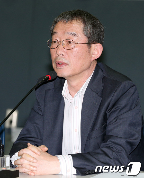 (서울=뉴스1) 오대일 기자 = 민주당 지명직 최고위원에 임명된 이용득 최고위원이 24일 오전 서울 마포구 동교동 김대중도서관 열린 현장 최고위원회의에 첫 참석해 인사말을 하고 있 …