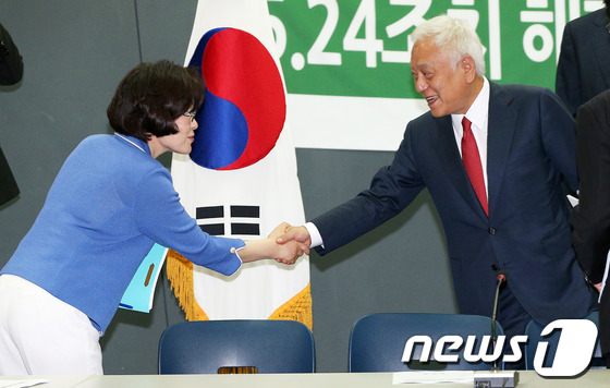 (서울=뉴스1) 오대일 기자 = 민주당 김한길 대표가 24일 오전 서울 마포구 동교동 김대중도서관 열린 현장 최고위원회의에 첫 참석한 박혜자 최고위원을 격려하고 있다. 2013.5 …