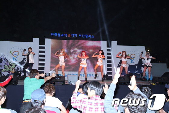 본문 이미지 - 한국폴리텍대학 부산캠퍼스 축제 공연 모습.© News1 
