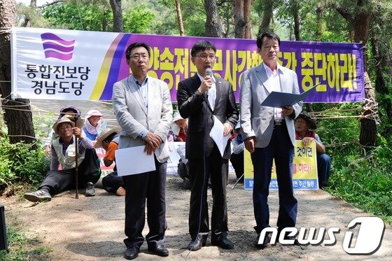 본문 이미지 - 한전이 밀양지역 765kV 송전탑 공사를 닷새째 이어간 24일 오전 밀양 부북면 평밭마을 입구에서 통합진보당 이상규 의원(가운데), 강병규 경남도당 위원장, 석영철 도의원이 밀양 송전탑 공사 중단을 촉구하는 기자회견을 가지고 있다. 2013.5.24/뉴스1 © News1 전혜원 기자
