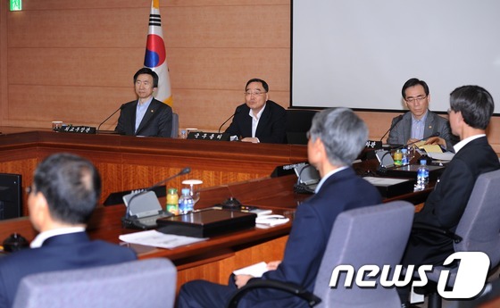 (서울=뉴스1) 박철중 기자 = 정홍원 국무총리가 24일 오후 서울 세종로 외교부 국제회의장에서 열린 2013 재외공관장회의 오찬간담회에 참석해 인사말을 하고 있다. 2013.5. …