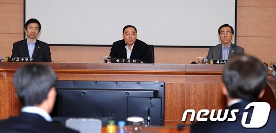(서울=뉴스1) 박철중 기자 = 정홍원 국무총리가 24일 오후 서울 세종로 외교부 국제회의장에서 열린 2013 재외공관장회의 오찬간담회에 참석해 인사말을 하고 있다. 2013.5. …