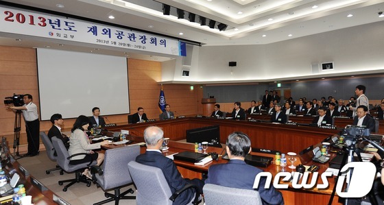 (서울=뉴스1) 박철중 기자 = 정홍원 국무총리가 24일 오후 서울 세종로 외교부 국제회의장에서 열린 2013 재외공관장회의 오찬간담회에 참석해 인사말을 하고 있다. 2013.5. …
