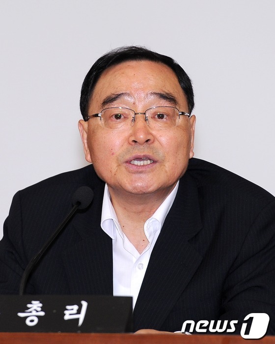 (서울=뉴스1) 박철중 기자 = 정홍원 국무총리가 24일 오후 서울 세종로 외교부 국제회의장에서 열린 2013 재외공관장회의 오찬간담회에 참석해 인사말을 하고 있다. 2013.5. …