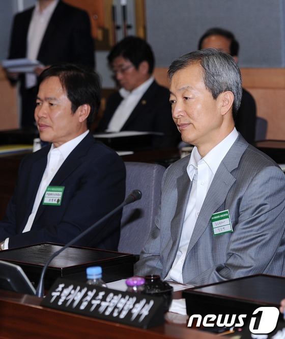 (서울=뉴스1) 박철중 기자 = 안호영 주 미국대사가 24일 오후 서울 세종로 외교부 국제회의장에서 열린 정홍원 국무총리와의 오찬간담회에 참석해 정 총리의 인사말을 경청하고 있다. …