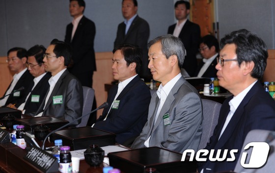(서울=뉴스1) 박철중 기자 = 안호영 주 미국대사(오른쪽 두번째)를 비롯한 재외공관장들이 24일 오후 서울 세종로 외교부 국제회의장에서 열린 정홍원 국무총리와의 오찬간담회에 참석 …