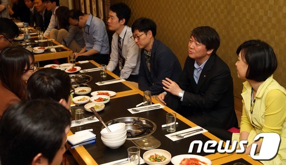 (서울=뉴스1) 박세연 기자 = 안철수 무소속 의원이 24일 오후 서울 여의도의 한 식당에서 국회출입기자들과 오찬 간담회를 갖고 있다. 2013.5.24/뉴스1