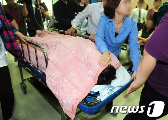 가수 손호영이 24일 새벽 자신의 차량에서 자살을 시도하다 지나가던 시민의 신고로 구조된 가운데 이날 오전 서울 용산구 순천향대병원 응급실에서 중환자실로 이동하고 있다. 2013. …