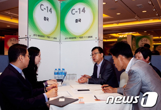 (서울=뉴스1) 김보영  = 권영세(왼쪽 첫번째) 주중국대사가 24일 오전 소공동 롯데호텔에서 열린 '재외공관장-기업인 1대1 상담회'에서 농업회사법인 조인(주) 관계자와 중국 시 …