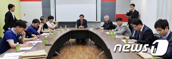 (서울=뉴스1) 박지혜 기자 = 24일 오후 서울역 KTX 회의실에서 열린 남양유업-남양유업대리점협의회 2차 협상회의에 참석한 우원식 민주당 최고위원이 협상에 앞서 인사말을 하고 …