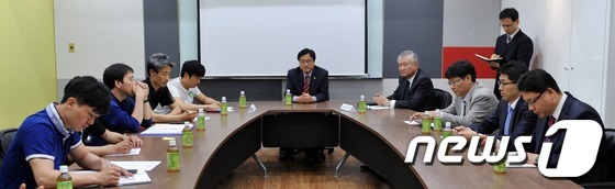 (서울=뉴스1) 박지혜 기자 = 24일 오후 서울역 KTX 회의실에서 열린 남양유업-남양유업대리점협의회 2차 협상회의에 참석한 우원식 민주당 최고위원이 협상에 앞서 인사말을 하고 …