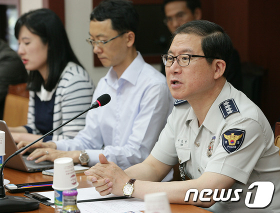 (서울=뉴스1) 김보영  = 이성한 경찰청장이 24일 오전 제주경찰청을 방문해 국민과의 눈높이치안 간담회에서 인사말을 하고 있다. (경찰청 제공) 2013.5.24/뉴스1