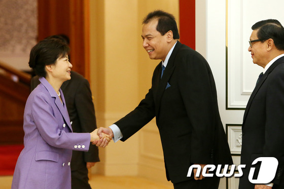 (서울=뉴스1) 박철중 기자 = 박근혜 대통령이 24일 오후 청와대에서 카이룰 딴중 인도네시아 국가경제위원장을 접견, 악수하고 있다. (청와대 제공) 2013.5.24/뉴스1