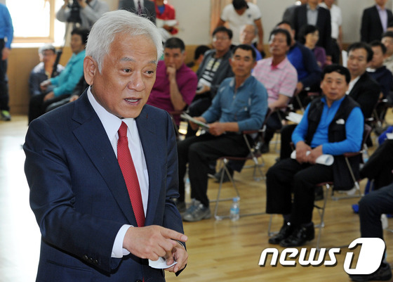 (광명=뉴스1) 박세연 기자 = 김한길 민주당 대표가 24일 오후 경기도 광명시 학온동 주민센터 대강당에서 열린 광명-시흥 보금자리 주택사업 정상화를 위한 공청회에 참석해 입장을 …