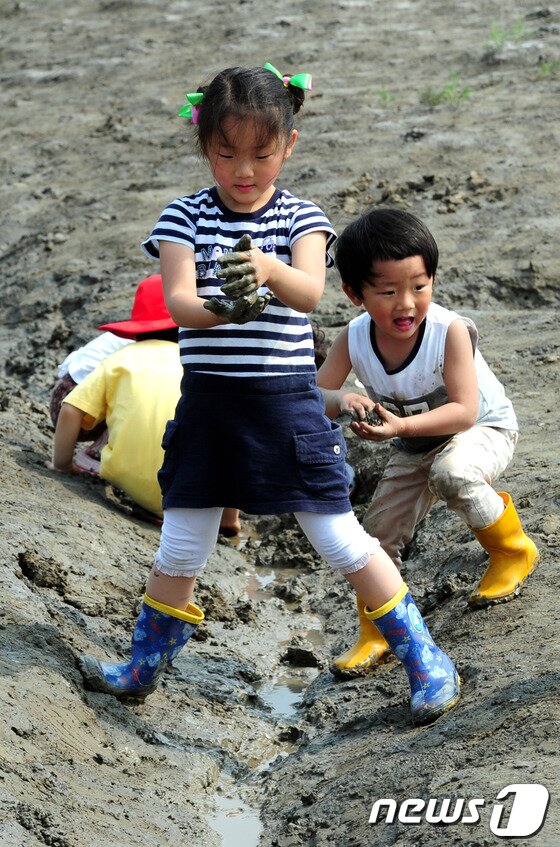 본문 이미지 - 24일 오후 인천시 남동구 논현동 소래습지생태공원 갯벌에서 어린이들이 갯벌체험을 하면서 즐거운 시간을 보내고 있다. 2013.5.24/뉴스1 © News1 신창원 기자