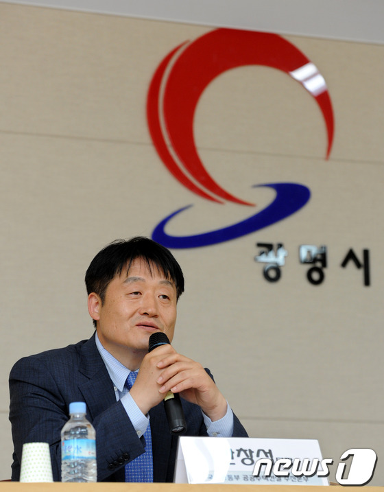 (광명=뉴스1) 박세연 기자 = 24일 오후 경기도 광명시 학온동 주민센터 대강당에서 열린 광명-시흥 보금자리 주택사업 정상화를 위한 공청회에서 한창섭 국토부 공공주택건설추진본부 …