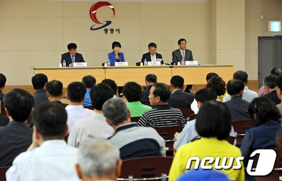 (광명=뉴스1) 박세연 기자 = 24일 오후 경기도 광명시 학온동 주민센터 대강당에서 열린 광명-시흥 보금자리 주택사업 정상화를 위한 공청회에 참석한 한창섭 국토교통부 공공주택건설 …