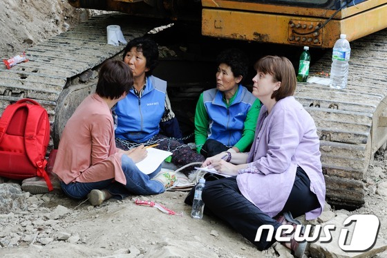 (밀양=뉴스1) 전혜원 기자 = 24일 오후 밀양 단장면 바드리 84번 송전탑 공사현장에서 국제 엠네스티 아시아태평양 지역 책임자인 캐서린 베이버 국장이 현장에서 농성중인 마을 주 …