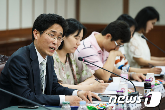 (과천=뉴스1) 유승관 기자 = 양요안 법무부 법질서선진화과장이 24일 오후 경기 정부과천청사 법무부 대회의실에서 열린 헌법교육 강화 추진단 첫 회의에서 모두발언을 하고 있다. 법 …