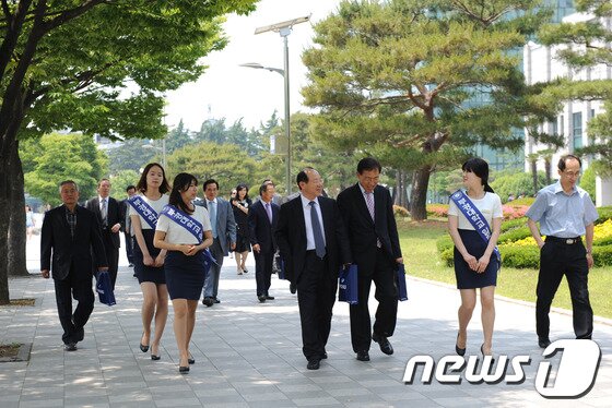 본문 이미지 - 23일 부경대 입학설명회에 참석한 교장들이 캠퍼스를 둘러보고 있다.© News1 