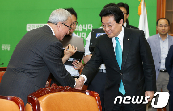 (서울=뉴스1) 오대일 기자 = 현오석 경제부총리 겸 기획재정부 장관이 24일 오후 서울 여의도 국회의사당 민주당 원내대표실을 방문해 전병헌 원내대표와 악수를 나누고 있다. 201 …