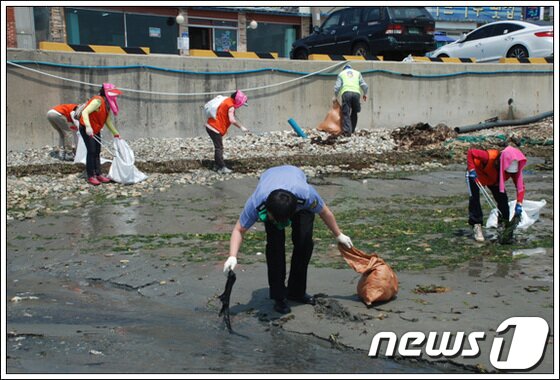 본문 이미지 - 부산해경은 24일 관내 유관 기관․단체 및 업체 직원들과 다대포 해수욕장과 인근 임해시설 주변을 깔끔히 청소하는 연안정화운동을 펼쳤다.(부산해양경찰서 제공)© News1  