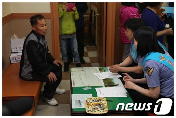 본문 이미지 - 부산해경은 24일 부산 사하구 다대어촌계에서 해양종사자 50여명을 대상으로 각종 민원 등 고충상담을 실시했다.(부산해양경찰서 제공)© News1  