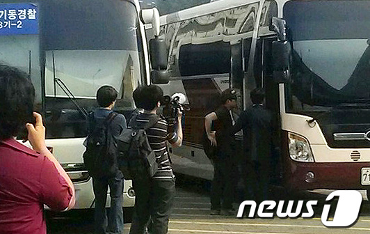 (서울=뉴스1) 이종덕 기자 = 24일 오전 서울역광장 파출소 앞 기동단 버스 뒤에 정차해있는 국정원 버스에 시민들이 올라타고 있다. 버스에 탑승한 사람들은 국정원 안보특강에 초청 …