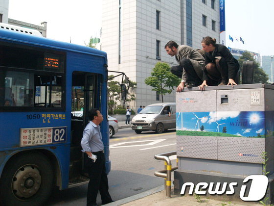 본문 이미지 - 마임축제 공연단과 버스기사가 실랑이를 하고 있다.© News1 윤창완 기자 