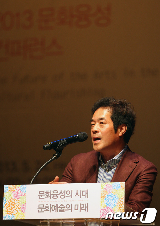 (서울=뉴스1) 김보영  = 24일 오후 서울 중구 남대문로 대한상공회의소 국제회의장에서 진행된 '2013 문화융성 컨퍼런스- 문화융성의 시대, 문화예술의 미래' 행사에서 박명성 …