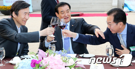 (서울=뉴스1) 오대일 기자 = 강창희 국회의장이 24일 오후 서울 여의도 국회의사당 사랑재 야외마당에서 열린 재외공관장 초청 만찬에서 윤병세 외교장관, 권영세 주중대사 등 내빈들 …