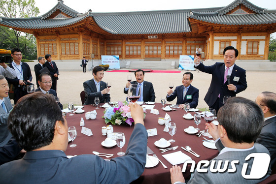 (서울=뉴스1) 오대일 기자 = 강창희 국회의장이 24일 오후 서울 여의도 국회의사당 사랑재 야외마당에서 열린 재외공관장 초청 만찬에서 내빈들과 건배를 하고 있다. (윗쪽 가운데부 …