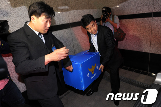 (서울=뉴스1) 안은나 기자 = 건설업자 윤중천 전 회장의 사회 유력층 성접대 의혹을 수사 중인 경찰이 24일 서울 종로구 신문로 대우건설 본사를 압수수색한 뒤 압수품을 차량에 옮 …