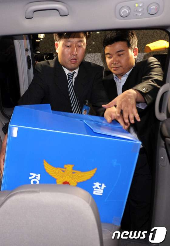 (서울=뉴스1) 안은나 기자 = 건설업자 윤중천 전 회장의 사회 유력층 성접대 의혹을 수사 중인 경찰이 24일 서울 종로구 신문로 대우건설 본사를 압수수색한 뒤 압수품을 차량에 옮 …