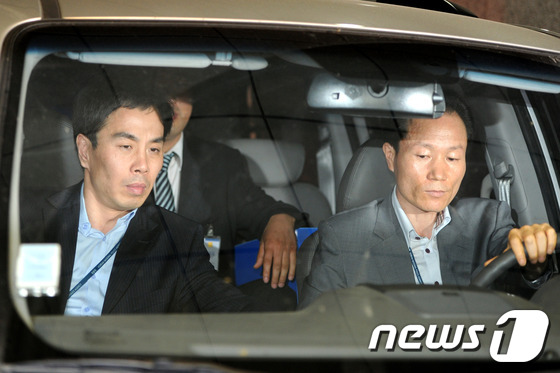 (서울=뉴스1) 안은나 기자 = 건설업자 윤중천 전 회장의 사회 유력층 성접대 의혹을 수사 중인 경찰이 24일 서울 종로구 신문로 대우건설 본사를 압수수색한 뒤 압수품을 차량에 옮 …