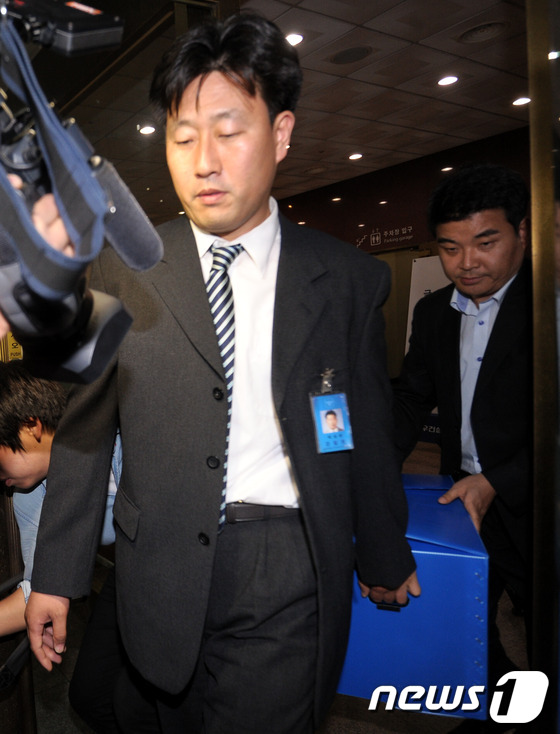 (서울=뉴스1) 안은나 기자 = 건설업자 윤중천 전 회장의 사회 유력층 성접대 의혹을 수사 중인 경찰이 24일 서울 종로구 신문로 대우건설 본사를 압수수색한 뒤 압수품을 차량에 옮 …