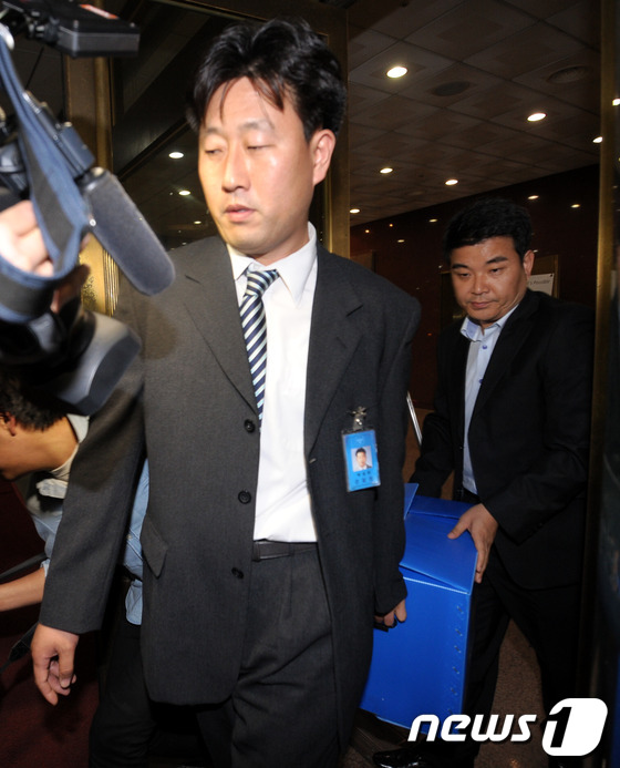 (서울=뉴스1) 안은나 기자 = 건설업자 윤중천 전 회장의 사회 유력층 성접대 의혹을 수사 중인 경찰이 24일 서울 종로구 신문로 대우건설 본사를 압수수색한 뒤 압수품을 차량에 옮 …
