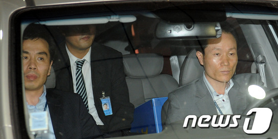 (서울=뉴스1) 양태훈 인턴기자 = 건설업자 윤중천 전 회장의 성접대 및 불법 로비의혹을 수사 중인 경찰이 24일 서울 종로구 신문로 대우건설 본사를 압수수색한 뒤 압수품을 옮기고 …